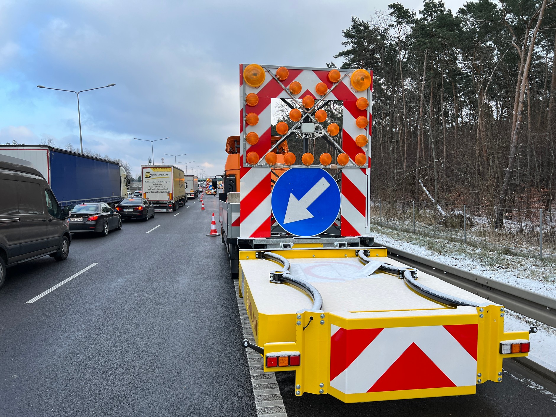 Transport gigantycznej maszyny czeka przed wjazdem do Warszawy na drodze ekspresowej S8 w pobliżu węzła Janki