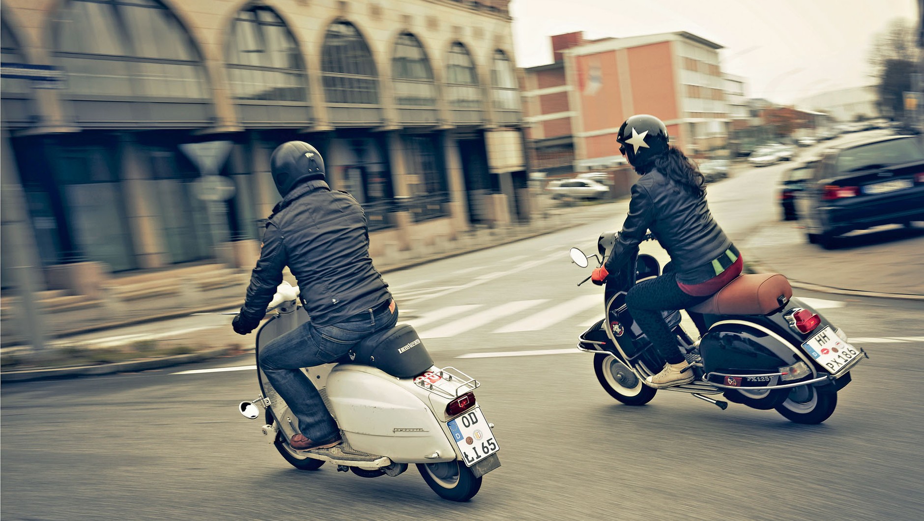 Dla wielu fanów skuterów to niemal sprawa wiary: Vespa czy Lambretta? Nawet jeśli niewprawne oko nie widzi specjalnych różnic, pod blaszanym ubraniem, 
z technicznego punktu widzenia, jest ich jednak sporo.