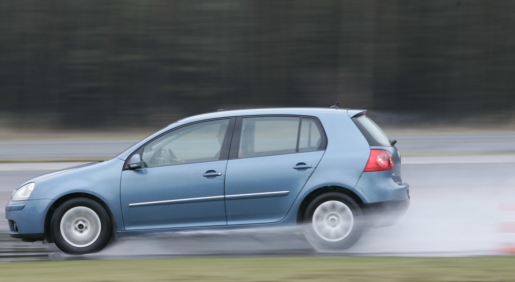 Hamowanie w deszczu – to słaby punt wielu tanich opon zimowych. Ale kto powiedział, że każdy musi ostro hamować ze 140 km/h