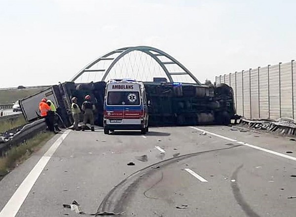 Służby kosiły trawę. Ciężarówka uderzyła w poduszkę zderzeniową i zablokowała trasę S3