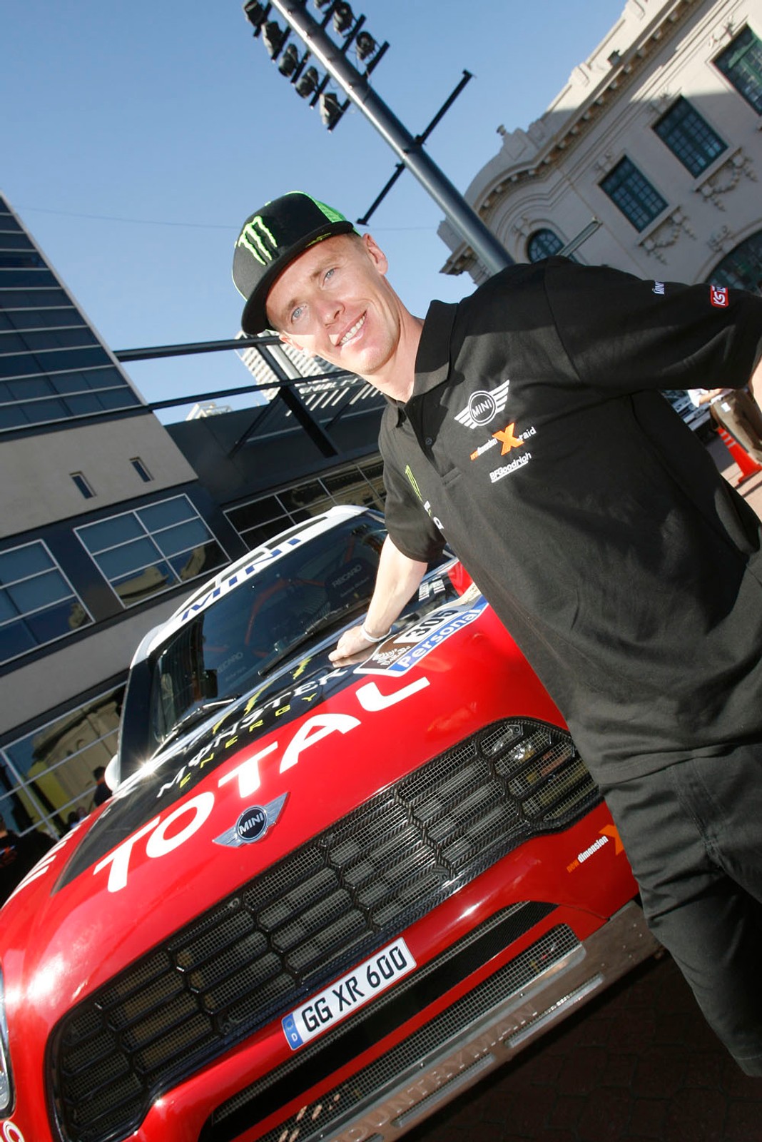 Rajd Dakar 2011: Hołowczyc na konferencji zespołu X-raid (Fot. Rallyworld©Willy Weyens)