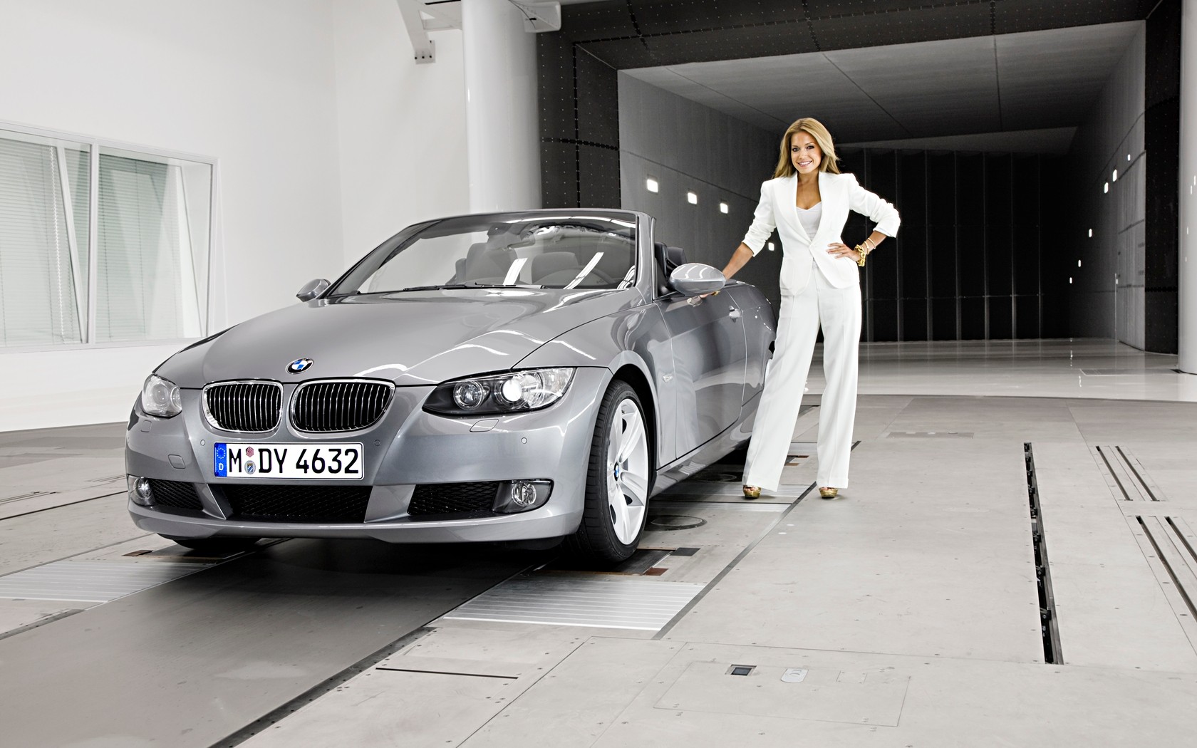 Blondyna w BMW
