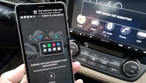 Smartfon w aucie przechodzi katusze. Codziennie go niszczymy. Wiemy, jak temu zapobiec
