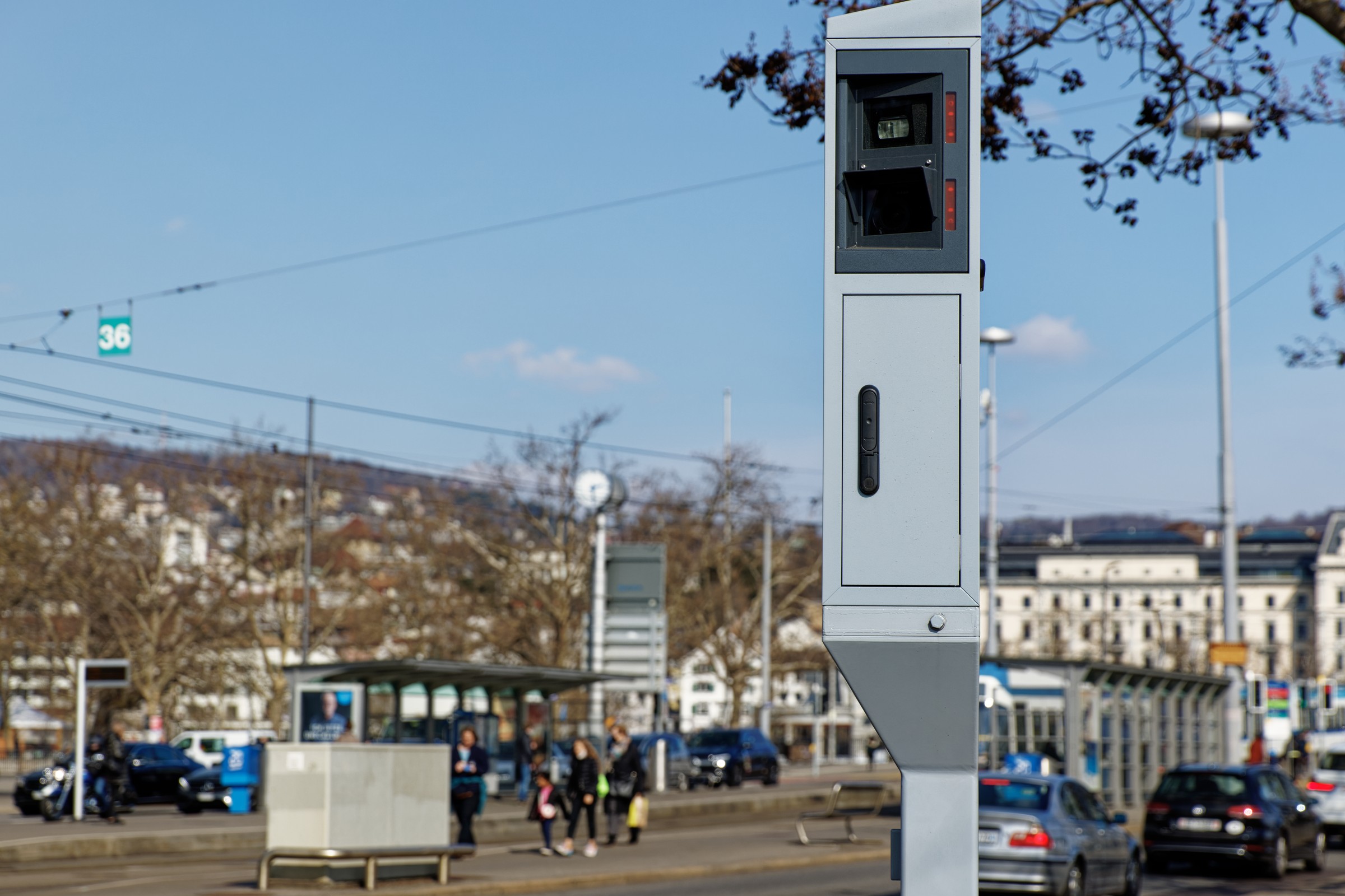 Dostał mandat za 1 km na godz w Szwajcarii. Po trzech latach zapłacił prawie 12 tys. zł
