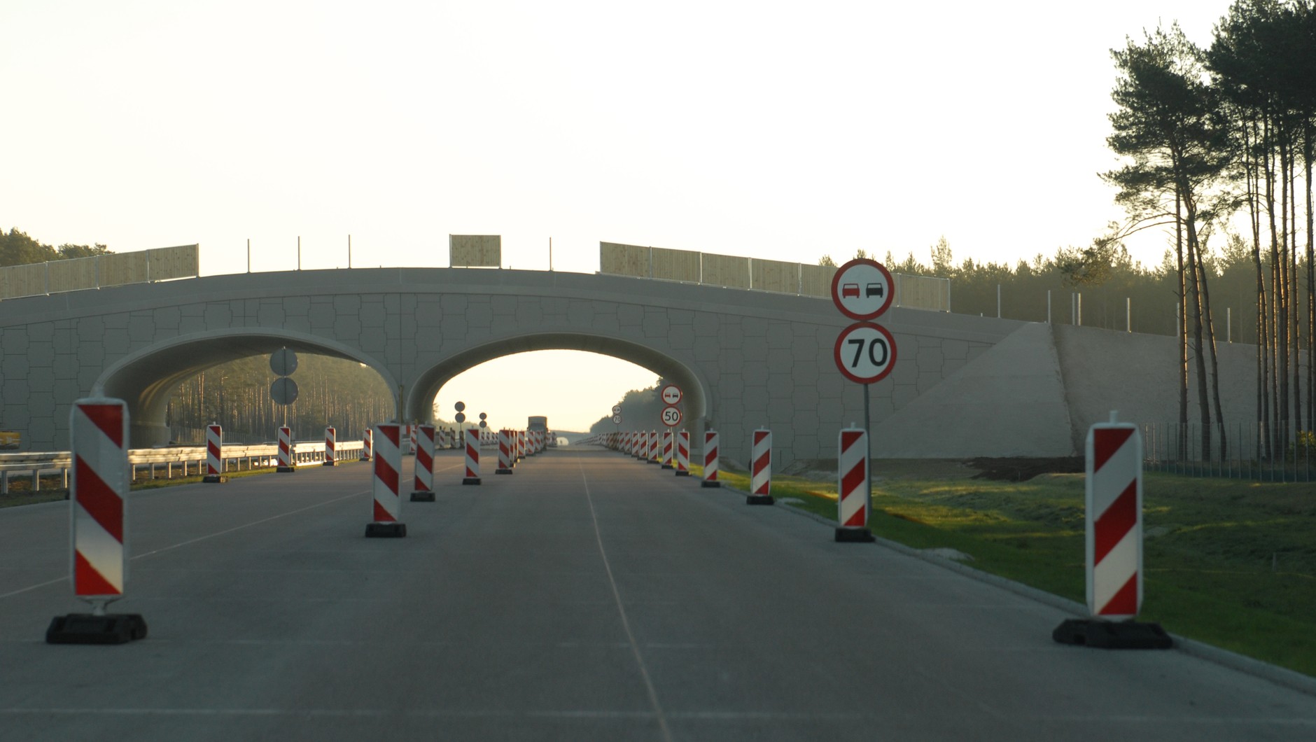 Ograniczenie do 70 km/h. Ale zaraz za nim - do 50 km/h. Jaki procent kierowców uzna je za zasadne na tyle, bo zwolnić?