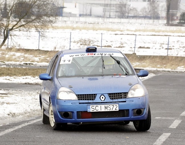 Przez lata auta używane np. w rajdach, jeździły w Polsce na standardowych tablicach rejestracyjnych, chociaż wymagane w nich przeróbki przynajmniej w teorii uniemożliwiały przejście badań na SKP.  