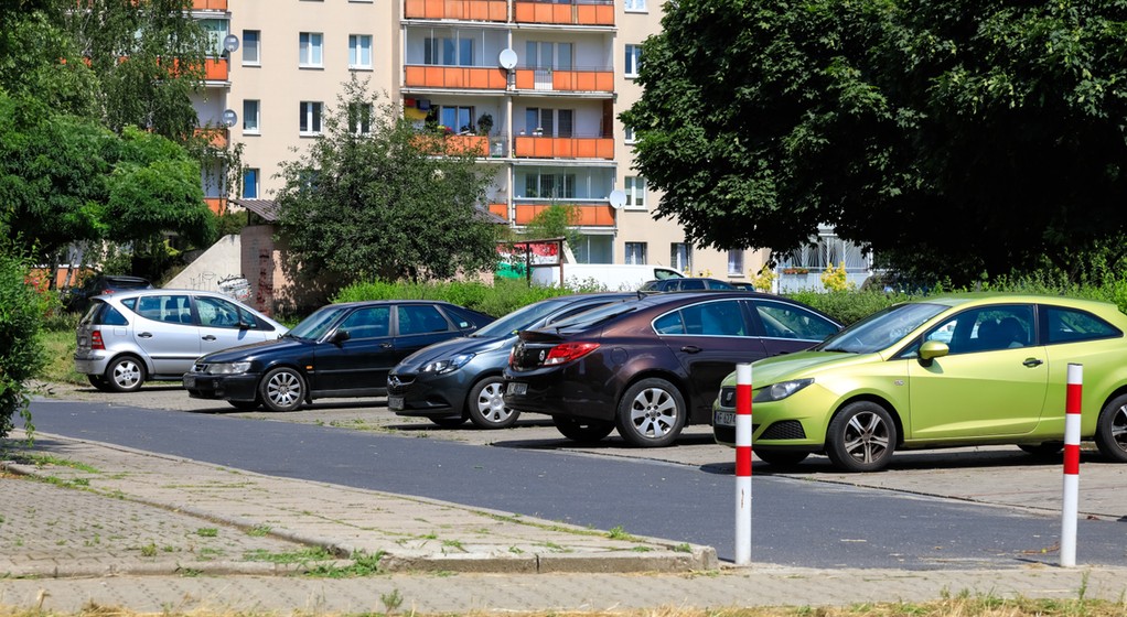 Parkowanie na osiedlach. Zasady różnią się w zależności od znaków (zdjęcie ilustracyjne)
