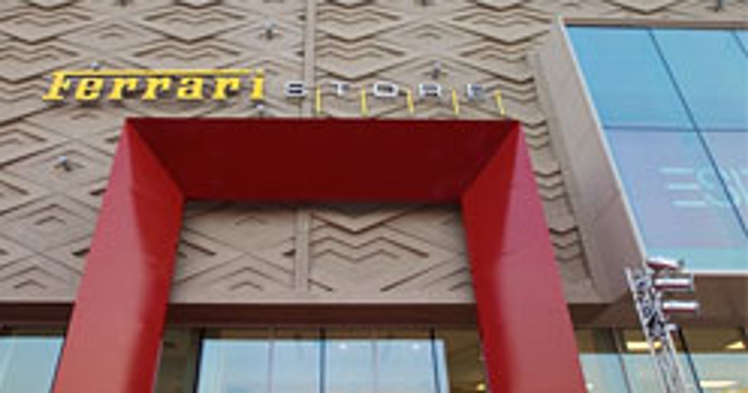 Największy na świecie salon Ferrari został otwarty w Dubaju