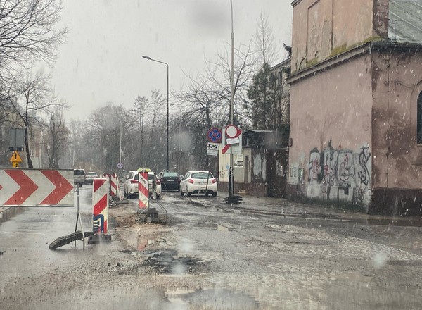 Remonty dróg i objazdy wydłużają czas dojazdu. Gdzie natkniemy się na utrudnienia?