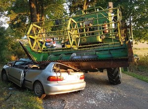 Wjechał autem pod kombajn