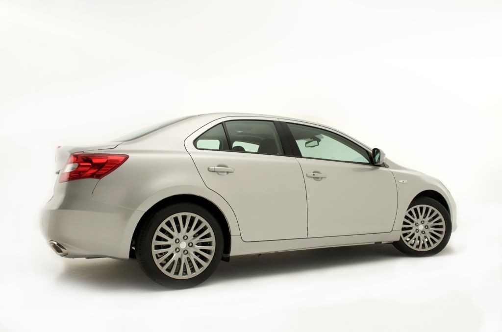 Suzuki Kizashi - Świeżutkie zdjęcia nowego, sportowego sedana
