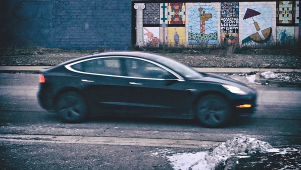 Tesla – zobacz, jak źle zrobione są auta, o które biją się klienci