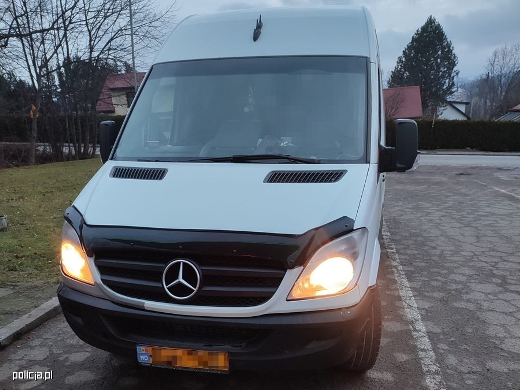 Kierowca Mercedesa jechał za szybko i wiózł zbyt dużo osób