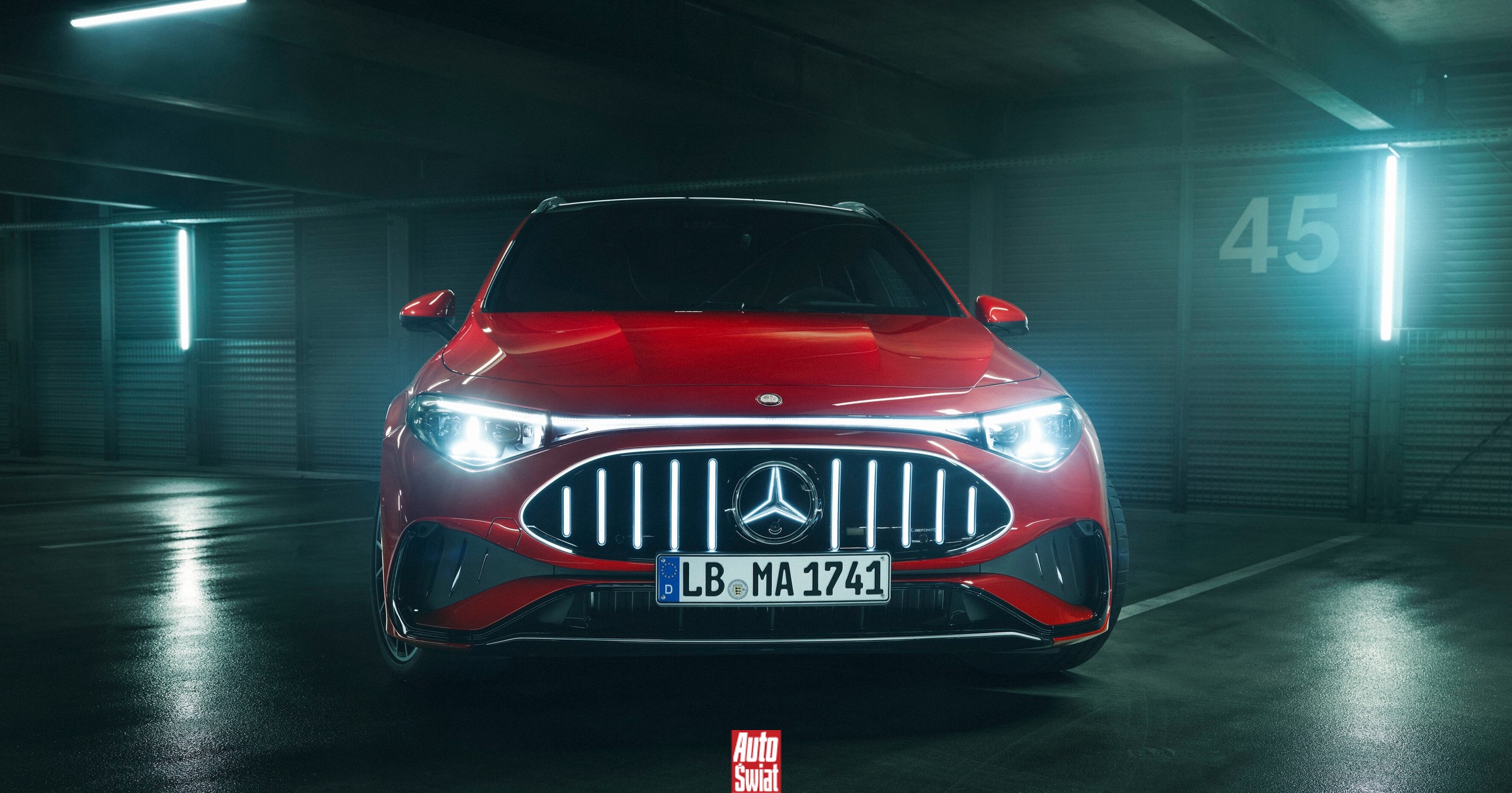 Nowy, kompaktowy Mercedes jest absurdalnie szybki i udaje spalinowe AMG