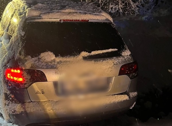 Auto z nieprzytomną kobietą zawisło na skraju rowu z wodą. Dramatyczna akcja policji