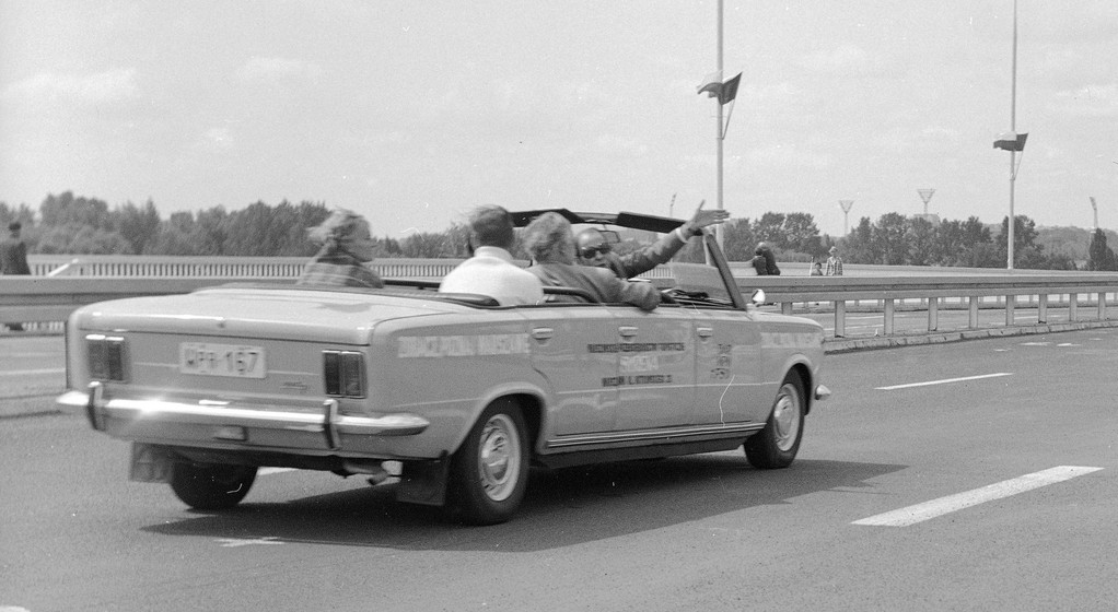 Polski Fiat 125p Long cabrio (Trasa Łazienkowska; Warszawa; 1974 r.)