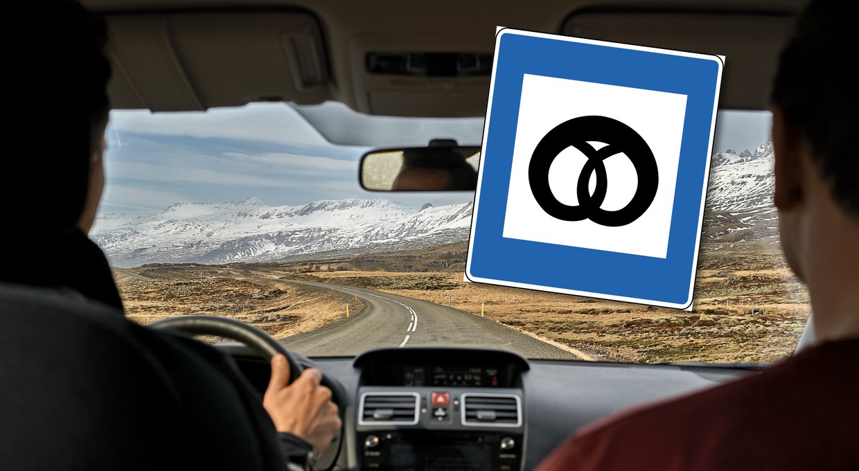 Znak E08.43 wygląda jak "precel". Co oznacza, i gdzie można go spotkać?