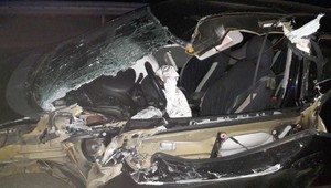 W starciu z maszyną rolniczą kierowca Fiata nie miał żadnych szans. Punto zostało dosłownie rozprute [FOTO]
