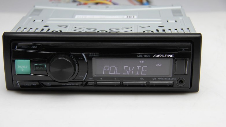 Za 400 zł Alpine CDE-180R zapewnia przyzwoity standard. Obowiązkowo radio z RDS i funkcją Radio Text, USB, wzmacniacz 4x50W,