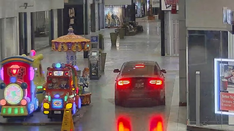 Kierowca przejechał Audi A4 przez galerię handlową