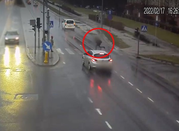 Wbiegł na "czerwonym" wprost pod auto. Policjanci opublikowali nagranie ku przestrodze