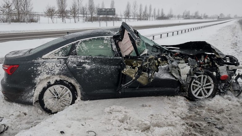 Wyprzedzając uderzył w naczepę