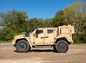 Oshkosh przygotował hybrydę z dieslem. eJLTV może zostać następcą Humvee