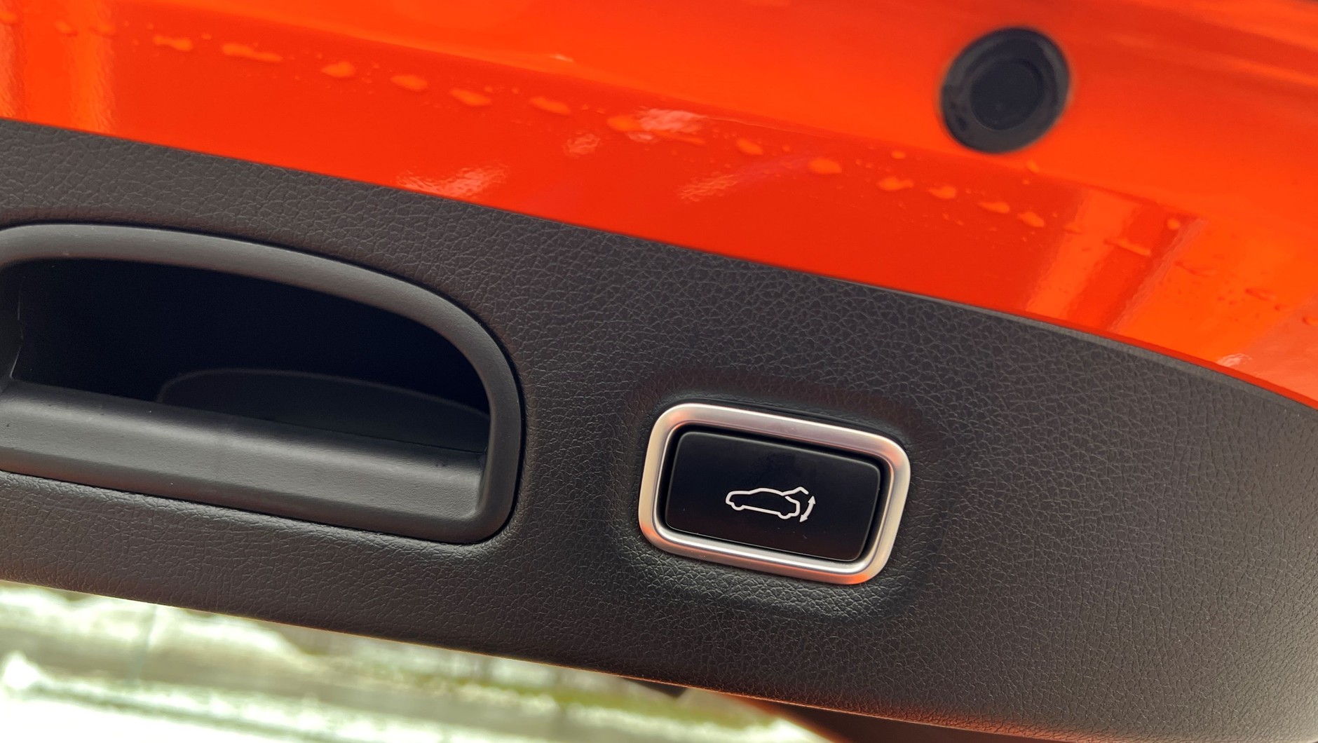 Kia Stinger 3.3 V6: nawet przycisk zamykania klapy bagażnika ma chromowaną ramkę. To najlepszy dowód dbałości o jakość wykonania