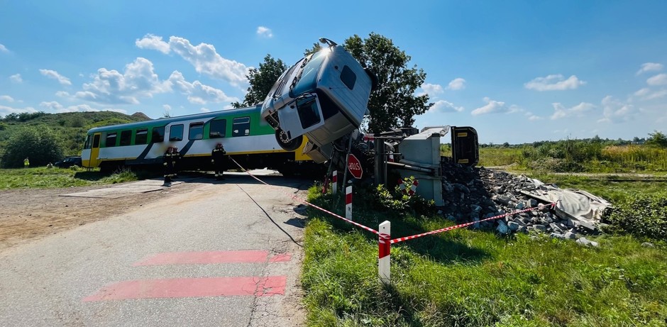 Makabryczny wypadek z udziałem szynobusu i ciężarówki