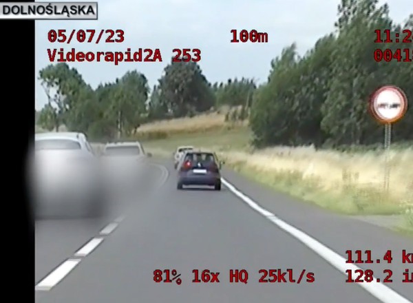 Wybrali najgorsze miejsce do wyprzedzania. Za nimi jechał nieoznakowany radiowóz