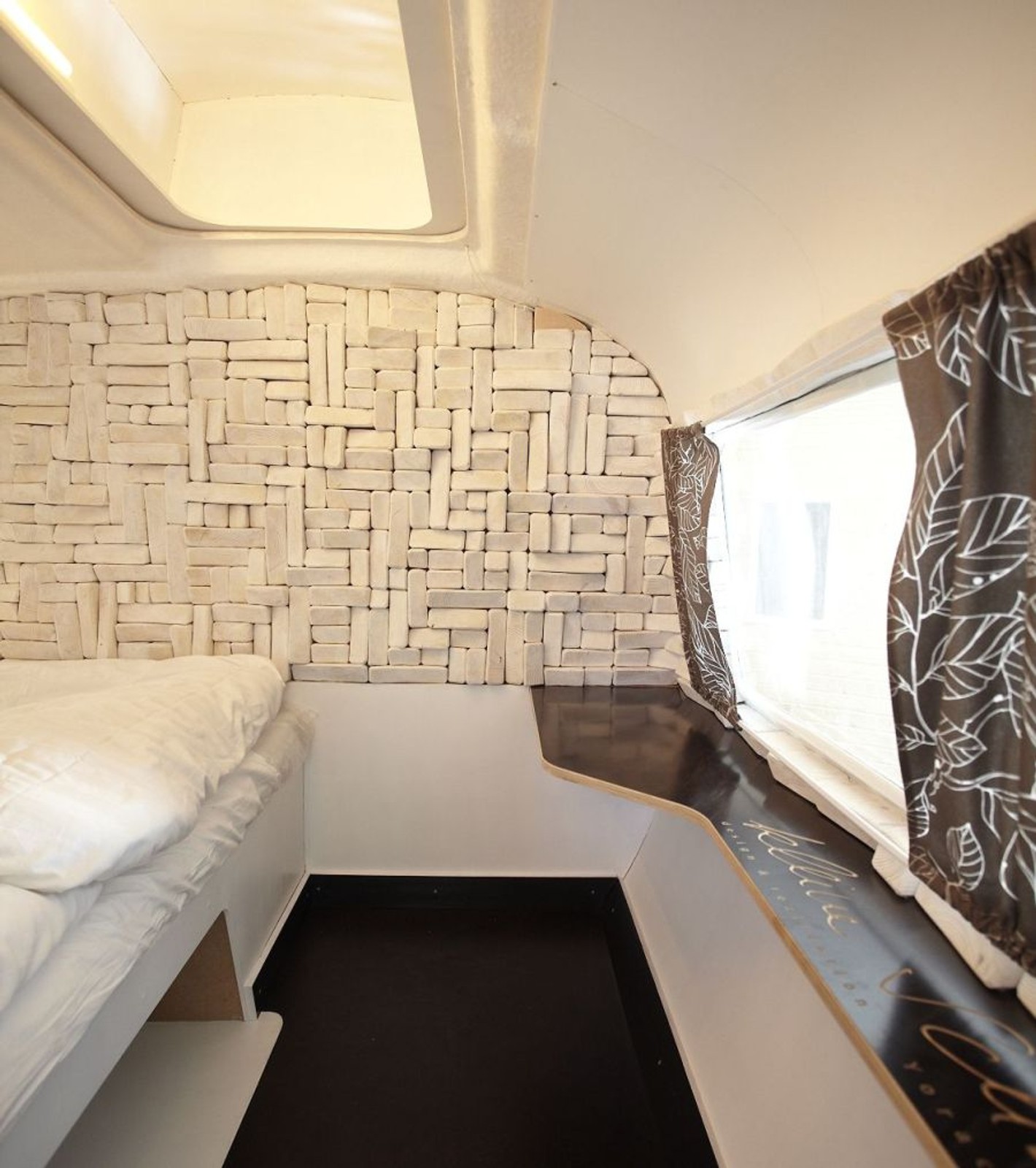 Niezwykły hotel w… przyczepie kempingowej