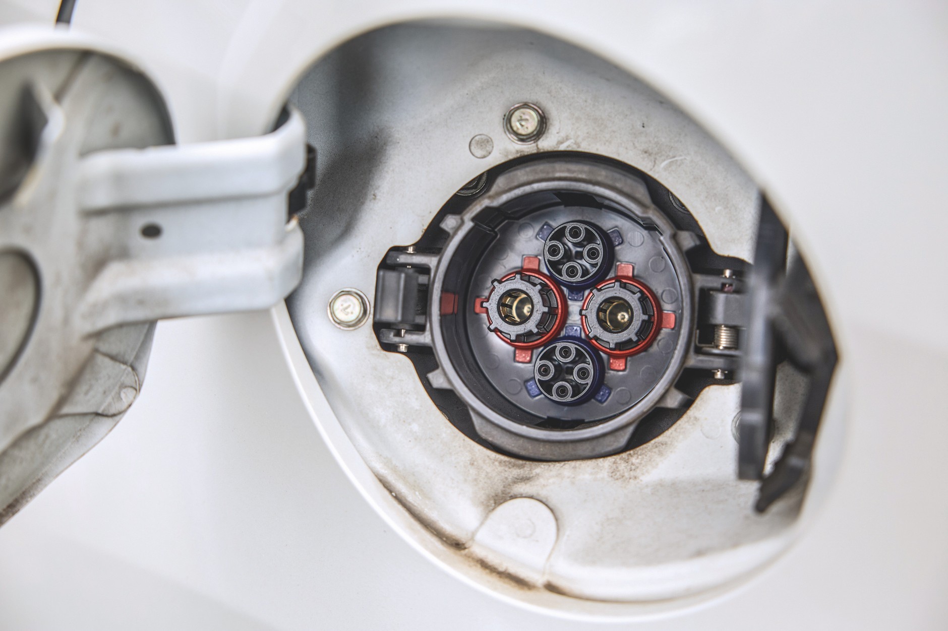 Jak to w starych, japońskich elektrykach – Gniazdo CHAdeMO, czyli standard, który właśnie znika z publicznych ładowarek.