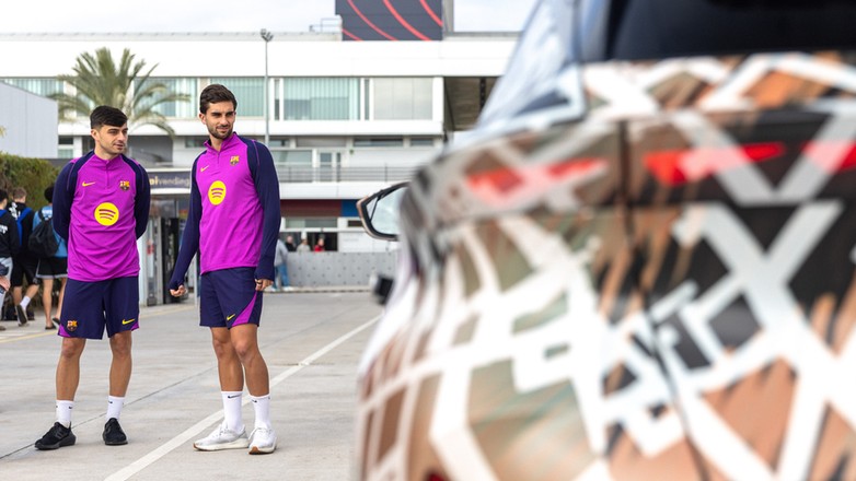 Piłkarze FC Barcelony jeździli zamaskowaną Cuprą Raval