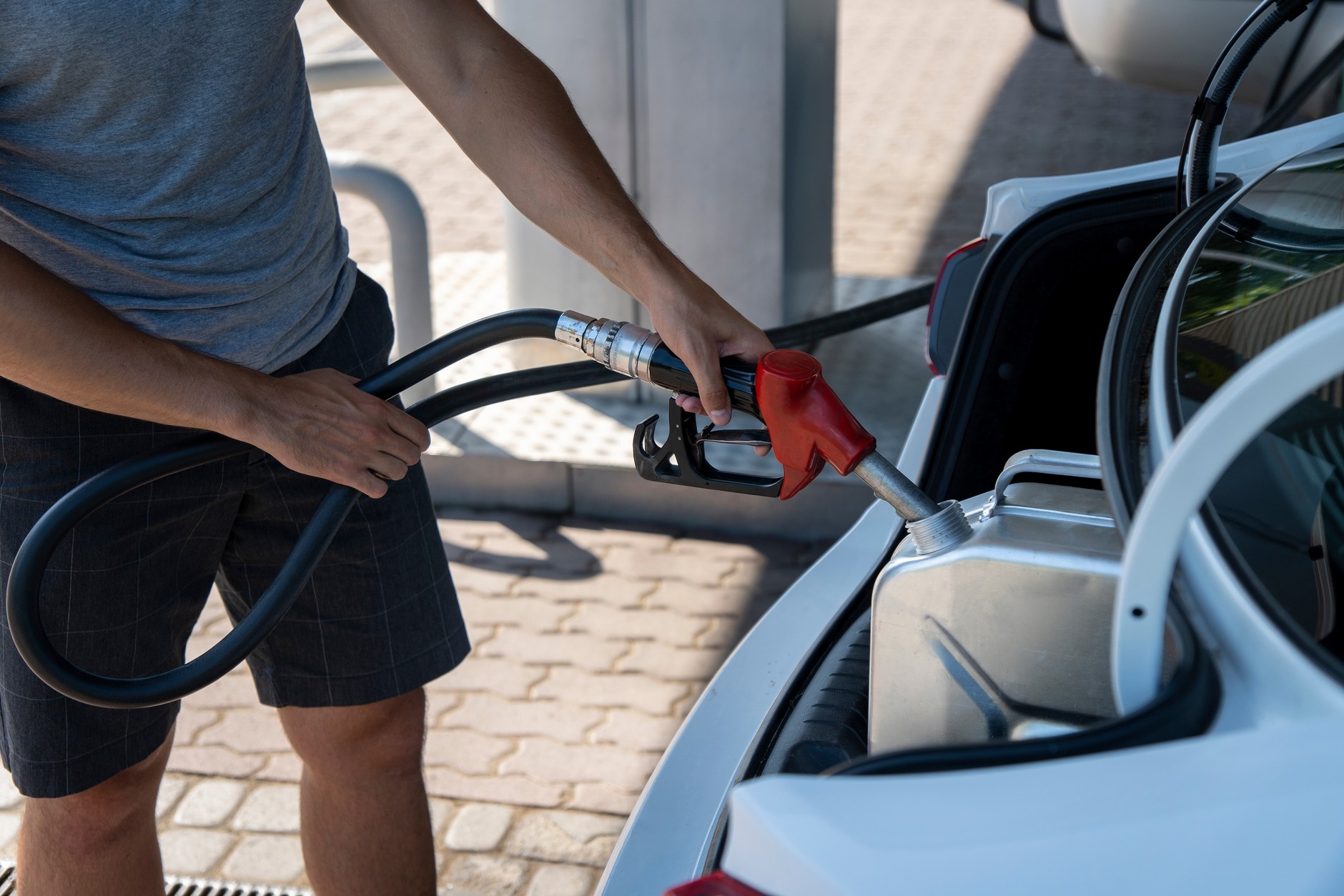 Tankowanie paliwa do kanistra w bagażniku auta