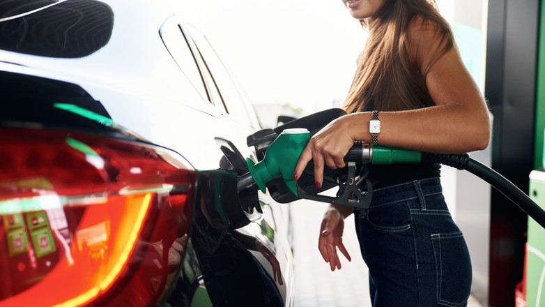 Tankowanie paliwa na stacji benzynowej. Tyle cieczy zostaje w wężu