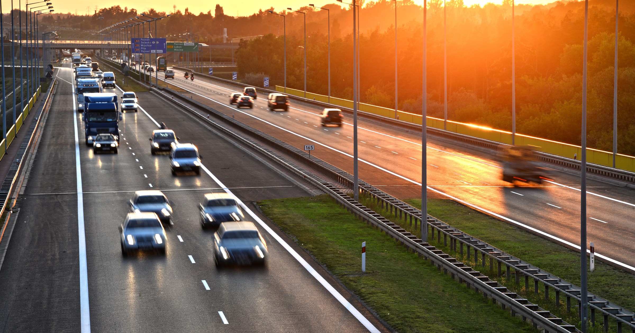 W 2022 r. w Polsce z powodu niedostosowania prędkości na autostradach zginęło 21 osób. Zdjęcie ilustracyjne
