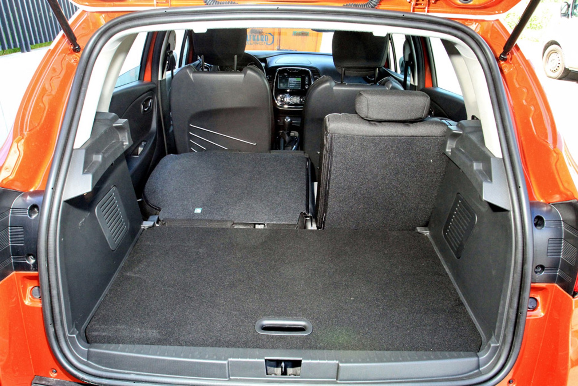 Renault Captur kontra Peugeot 2008: który SUV okaże się lepszy?