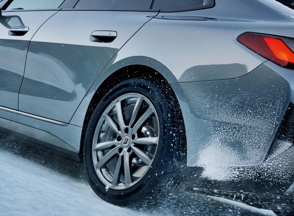 Bezpieczna zima za kierownicą: co naprawdę robi różnicę?