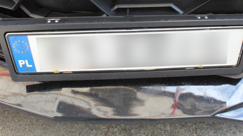 Policjanci z Bochni przez przypadek odkryli w jednym z kontrolowanych aut mechanizm do zamiany rablic rejestracyjnych