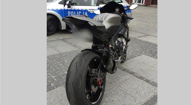 Uciekał motocyklem 170 km/h po mieście. Następnego dnia jechał w pielgrzymce [Nagranie]