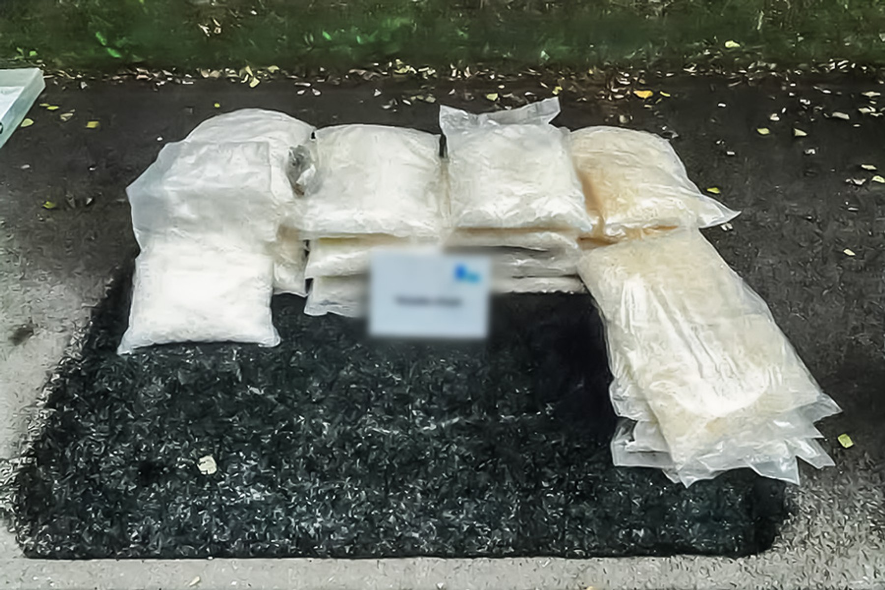 150 kg klofedronu, które wyciągnięto ze skrytek w aucie.
