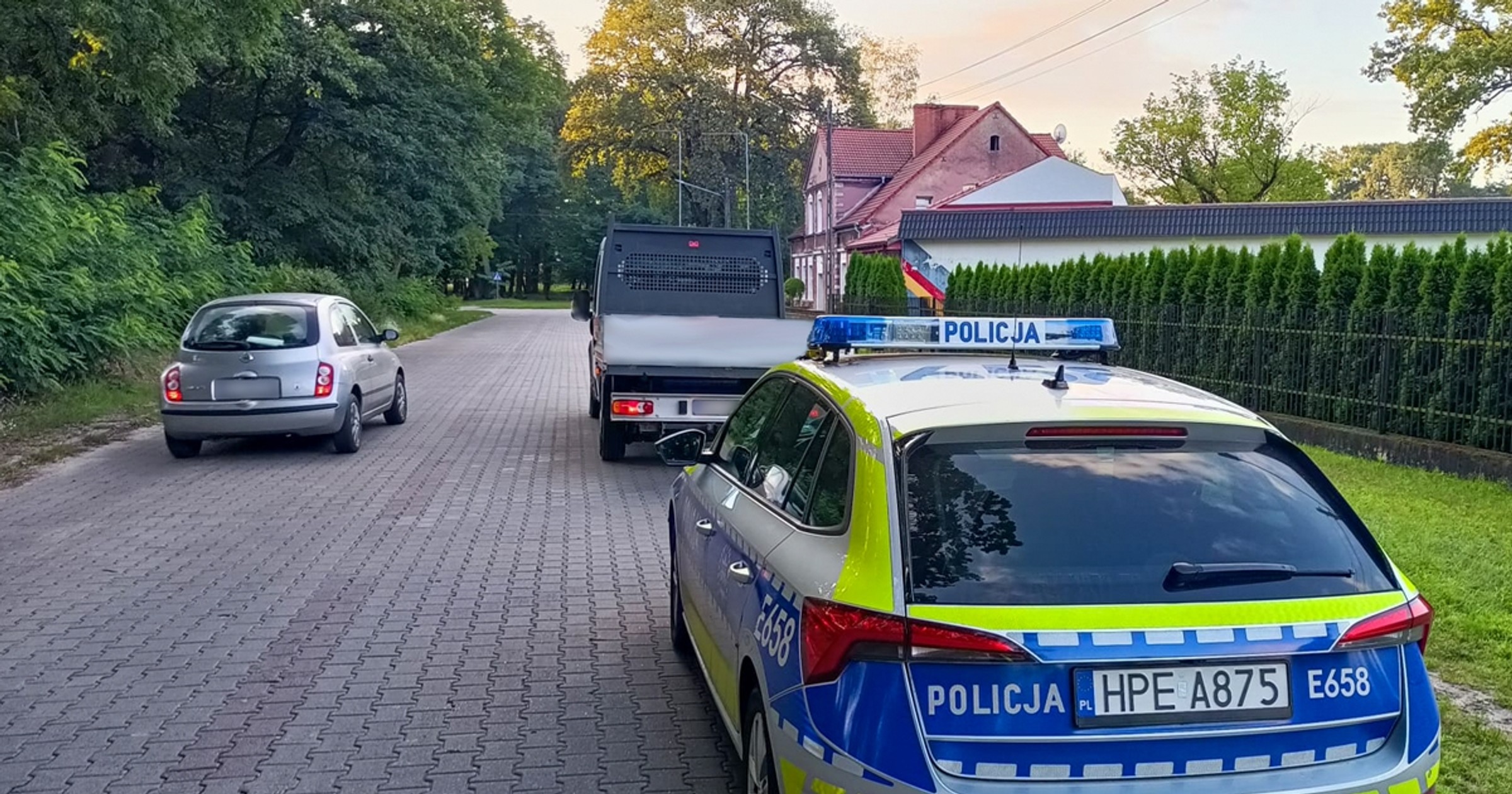 Policjanci prowadzili rutynowy patrol, kiedy kierowca dostawczaka nagle zawrócił przed radiowozem