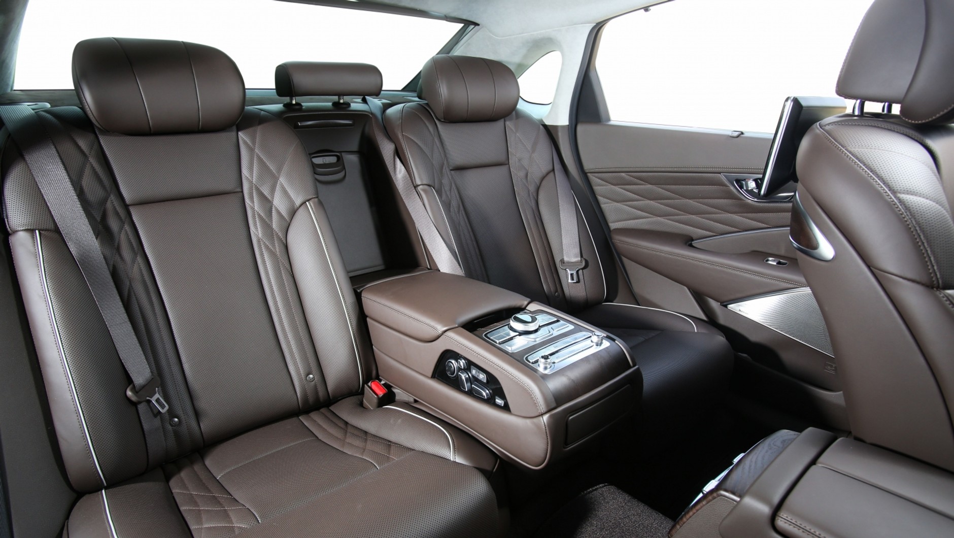 KIA K900. We wnętrzu skóra nappa, metal, drewno i system audio opracowany przez amerykański Lexicon