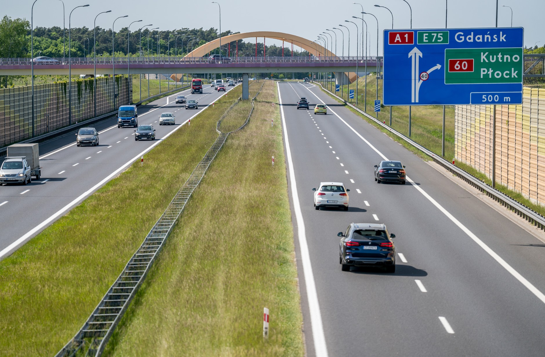 Wyprzedzanie na autostradzie prawym pasem. Przepisy są w tej kwestii jasne