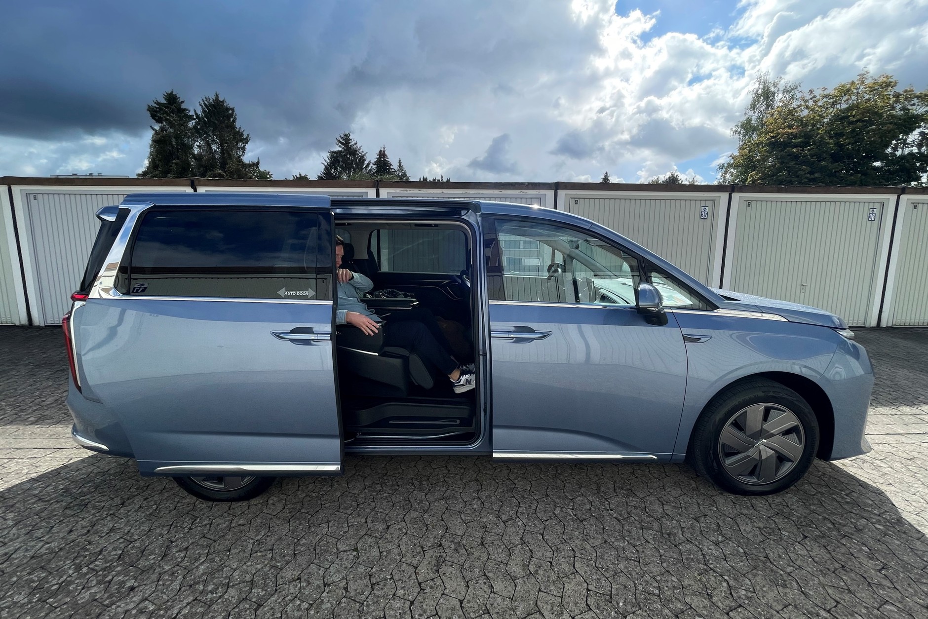 Boczne drzwi odsuwają się automatycznie