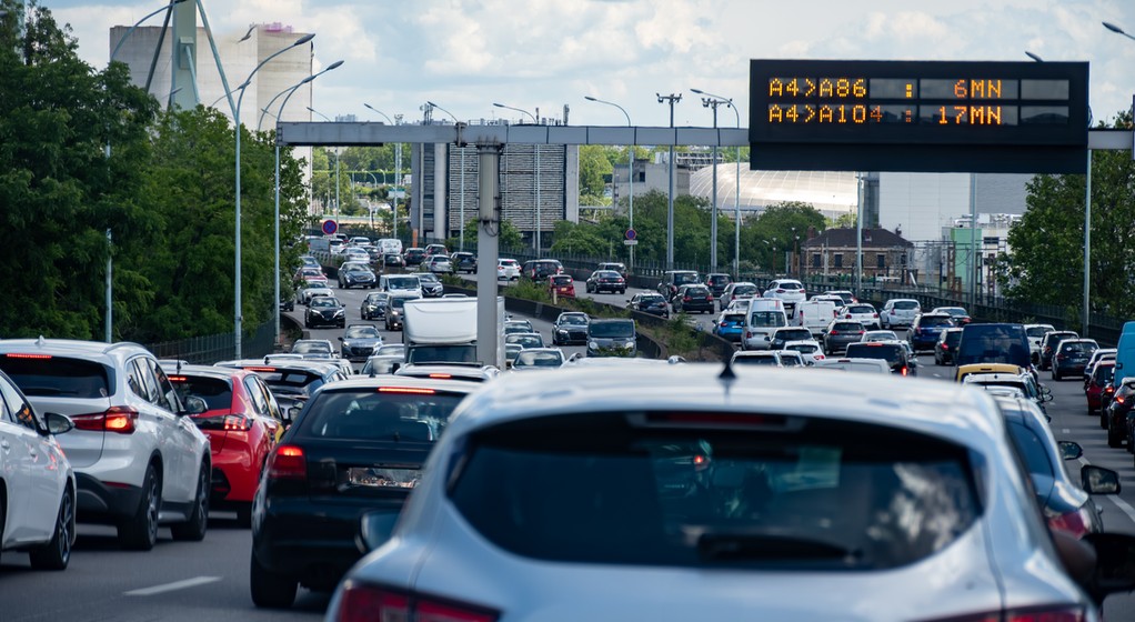 Jazda samochodem w okolicach Paryża polegkorkacha głównie na staniu w
