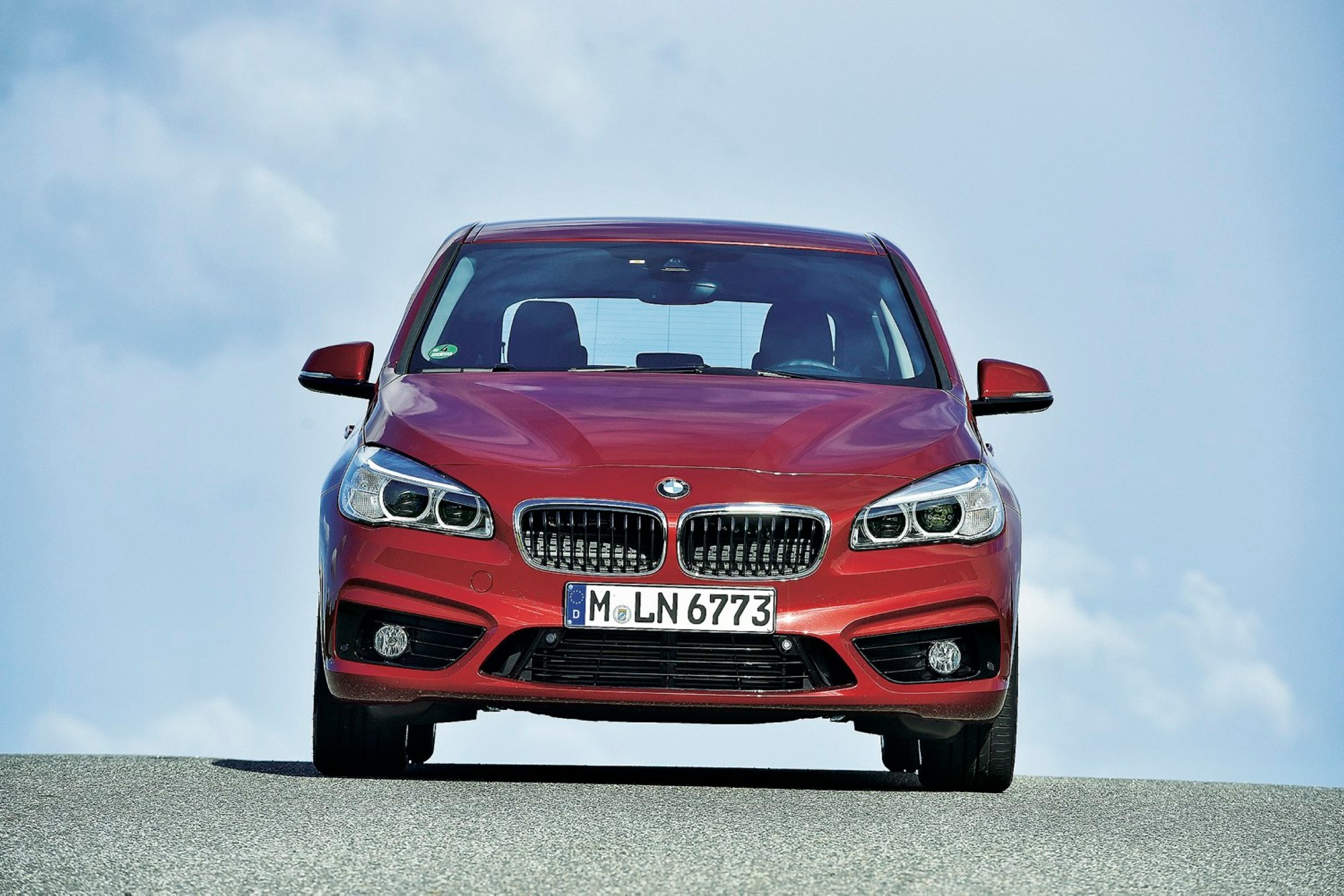 BMW 218d Active Tourer to nowy gracz w klasie rodzinnych vanów. Auto ma... Przedni napęd.