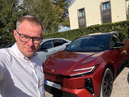 Jeździłem całkiem nową Toyotą C-HR – Toyotą C-HR+. Zmiana koncepcji?