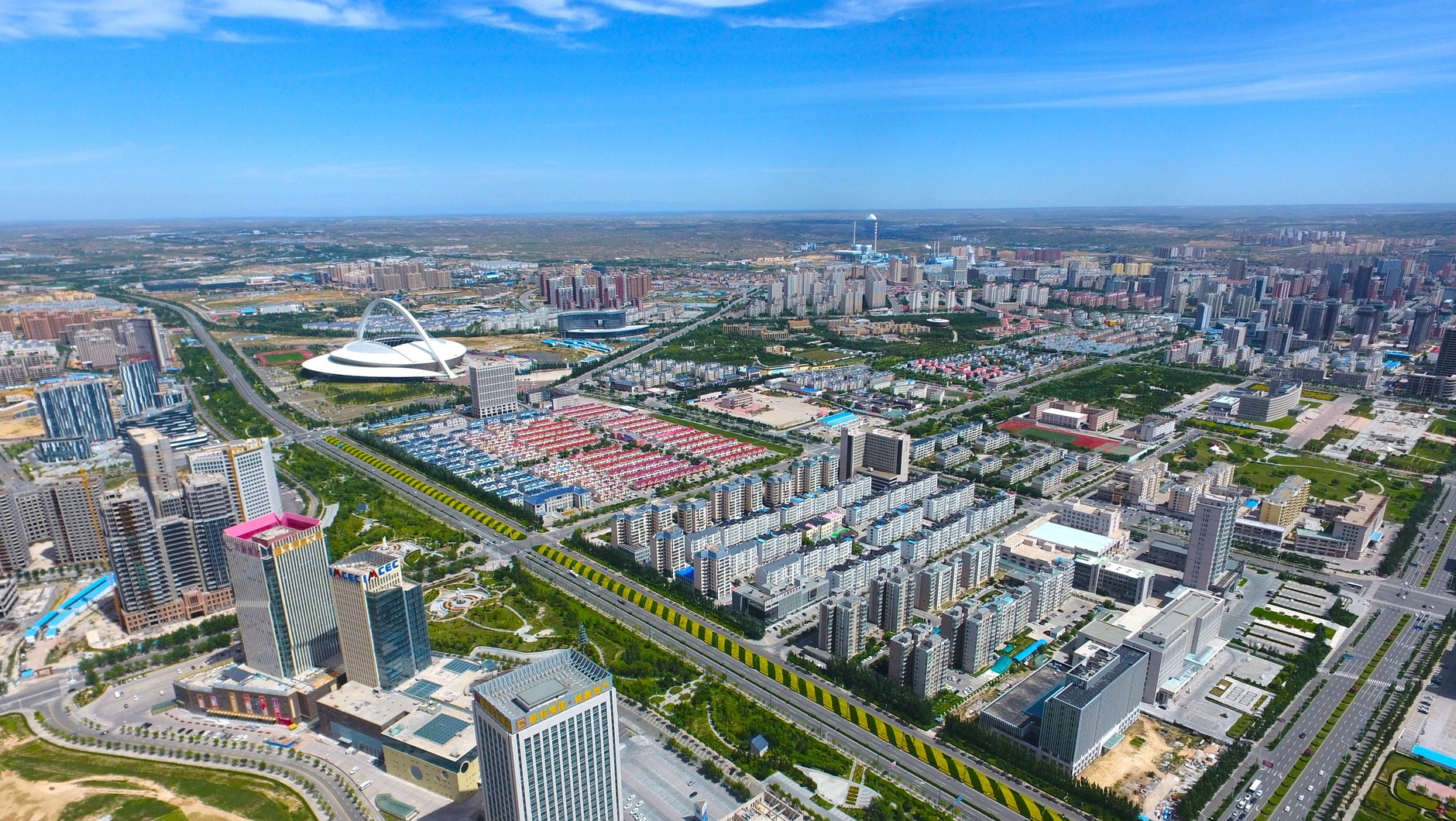 Nowe miasto Kangbashi (Mongolia Wewnętrzna), bardziej znane jako Ordos, to najsłynniejsze miasto duchów. Budowane w początkach XXI wieku dla miliona osób latami stało bezludne. Obecnie ok. 155 tys. mieszkańców (mniej niż w Zabrzu) ma do dyspozycji 355 km kw. (powierzchnia lewobrzeżnej Warszawy)