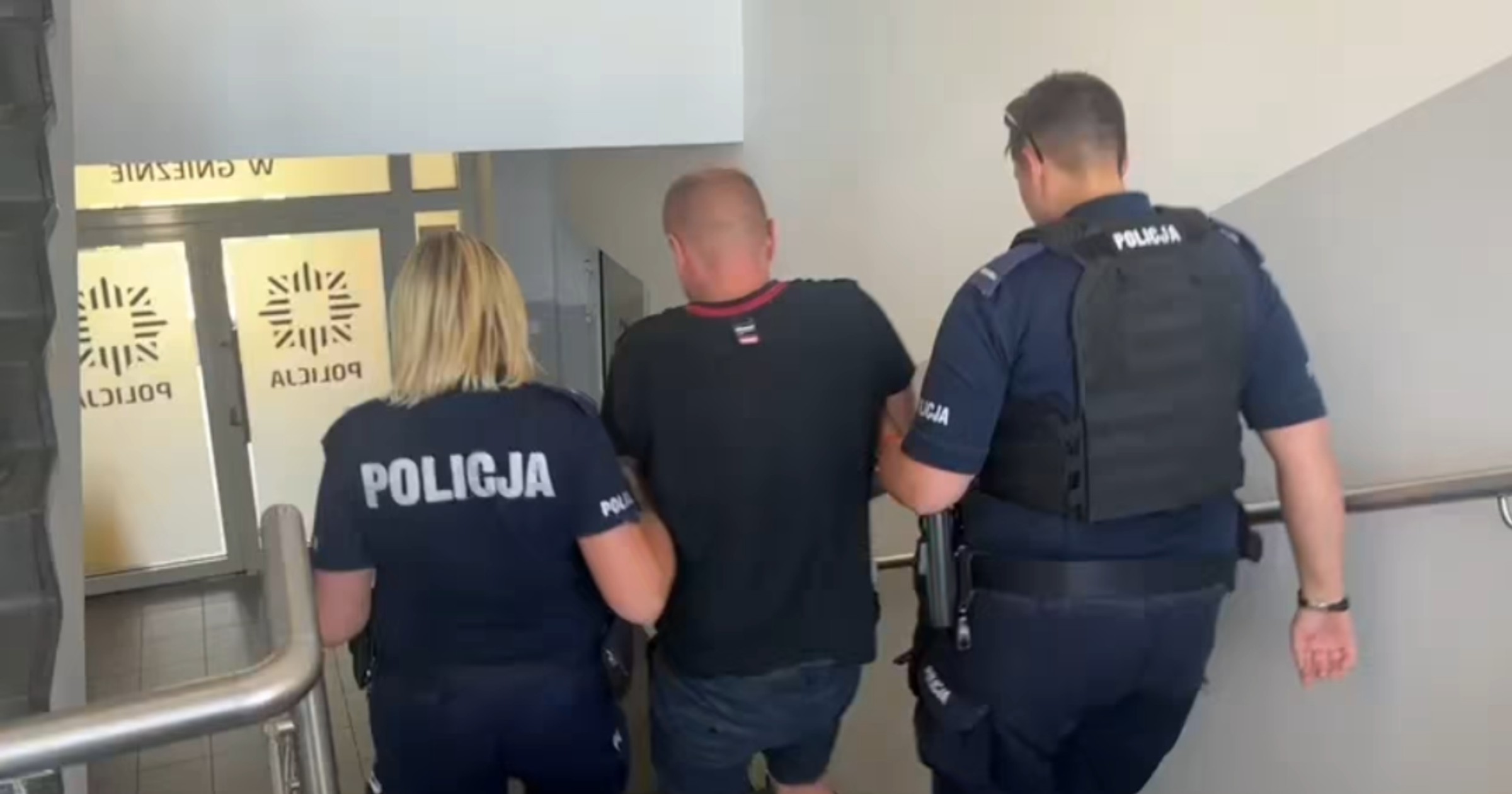 Policjanci ze sprawcą wypadku